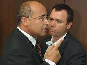 סדרן של הכנסת מוציא את טאלב א-סאנע מהאולם. סדרן של הכנסת מוציא את טאלב א-סאנע מהאולם.