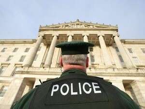 שוטר ליד בניין הפרלמנט בצפון אירלנד. שוטר ליד בניין הפרלמנט בצפון אירלנד.