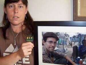 אמו של שיין באואר עם תמונת בנה. אמו של שיין באואר עם תמונת בנה.