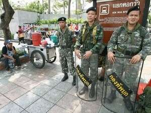 חיילים נערכים בבנגקוק. חיילים נערכים בבנגקוק.