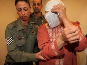 האם החשודה בניסיון לבצע המתת חסד בבנה, אתמול. האם החשודה בניסיון לבצע המתת חסד בבנה, אתמול.