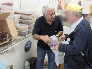 משה חדד עם נזקק. משה חדד עם נזקק.