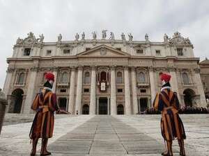 חיילי המשמר השוויצרי בכניסה לוותיקן. חיילי המשמר השוויצרי בכניסה לוותיקן.