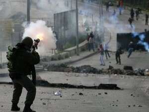 שוטר מג''ב יורה רימוני גז מדמיע לעבר מפגינים בעיסאוויה. שוטר מג''ב יורה רימוני גז מדמיע לעבר מפגינים בעיסאוויה.