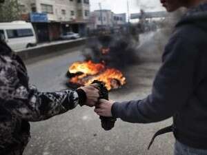 מהומות בירושלים. לדברי התושבים, השוטרים שברו את חלונות בית הכנסת התימני והשליכו פנימה רימוני הלם. מהומות בירושלים. לדברי התושבים, השוטרים שברו את חלונות בית הכנסת התימני והשליכו פנימה רימוני הלם.