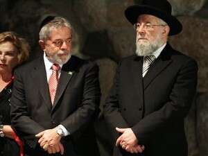 דה סילבה (משמאל) עם הרב לאו ביד ושם, היום. דה סילבה (משמאל) עם הרב לאו ביד ושם, היום.