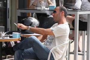 סער שיינפיין. מתדלק את החברים. צילום: סער שיינפיין. מתדלק את החברים. צילום: