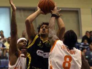 אוניקווה מנסה לעצור את חכמון. בסוף הוא הצליח אוניקווה מנסה לעצור את חכמון. בסוף הוא הצליח