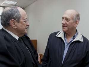 אולמרט וזוהר בבית המשפט. ראש הממשלה לשעבר צפוי לשוב ארצה בשבוע הבא. אולמרט וזוהר בבית המשפט. ראש הממשלה לשעבר צפוי לשוב ארצה בשבוע הבא.