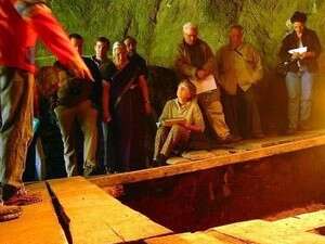 המדענים במערה בסיביר. המדענים במערה בסיביר.