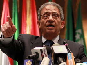 עמרו מוסא משוחח עם עיתונאים לפני כינוס פסגת הליגה הערבית בסירת עמרו מוסא משוחח עם עיתונאים לפני כינוס פסגת הליגה הערבית בסירת