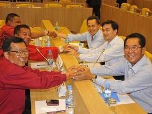 מנהיגי המפגינים בתאילנד עם ראש הממשלה. מנהיגי המפגינים בתאילנד עם ראש הממשלה.