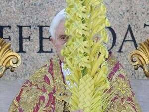 האפיפיור בטקס פתיחת אירועי הפסחא. האפיפיור בטקס פתיחת אירועי הפסחא.