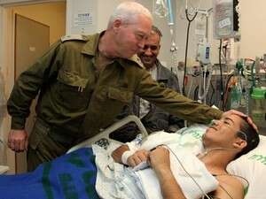 אלמקייס ואלוף הפיקוד יואב גלנט בבית החולים, היום. אלמקייס ואלוף הפיקוד יואב גלנט בבית החולים, היום.