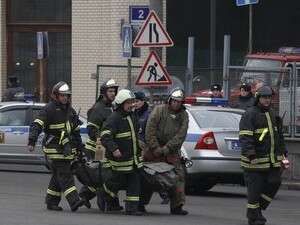 כוחות ההצלה מפנים גופה ממקום הפיגוע. כוחות ההצלה מפנים גופה ממקום הפיגוע.