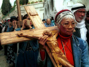 תיירת נושאת צלב בטיול מאורגן. למצולמת אין קשר לכתבה תיירת נושאת צלב בטיול מאורגן. למצולמת אין קשר לכתבה