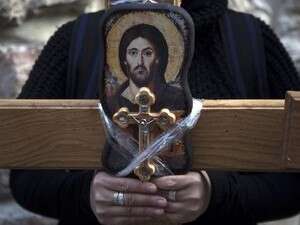 צליינית יונייה אורתודוכסית נושאת צלב בוויה דולורוזה צליינית יונייה אורתודוכסית נושאת צלב בוויה דולורוזה