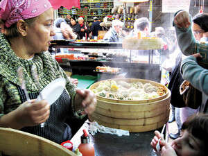 מלא חיים וקונים. שוק הכרמל מלא חיים וקונים. שוק הכרמל