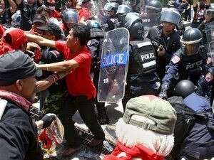 שוטרים מול מפגיני אופוזיציה בבנגקוק. שוטרים מול מפגיני אופוזיציה בבנגקוק.