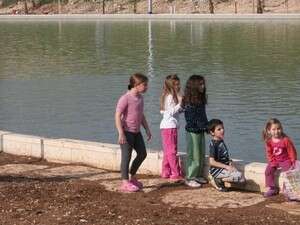 האגם. עומק הנע בין 70 ס האגם. עומק הנע בין 70 ס