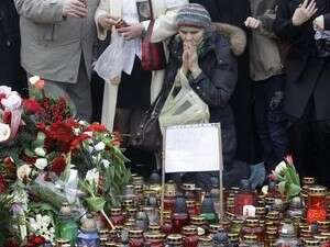 אבלים ליד ארמון הנשיאות בפולין. אבלים ליד ארמון הנשיאות בפולין.