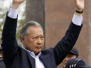 בקייב בהופעה בפני תומכיו. בקייב בהופעה בפני תומכיו.