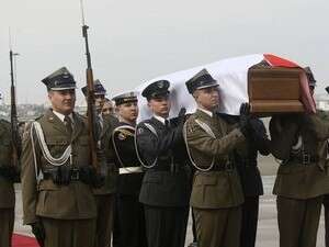 חיילים נושאים את ארונה של רעיית נשיא פולין חיילים נושאים את ארונה של רעיית נשיא פולין