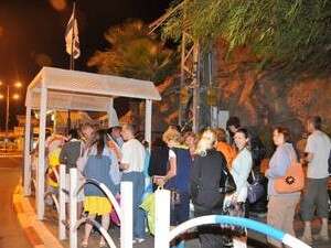 מסוכן גם בסיני. ישראלים חוצים את מעבר הגבול טאבא. מסוכן גם בסיני. ישראלים חוצים את מעבר הגבול טאבא.