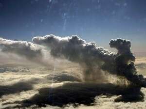 ענני האפר שעולים מהר הגעש באיסלנד ענני האפר שעולים מהר הגעש באיסלנד