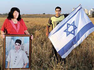סוזן ואריק שיטובי עם תמונתו של שרון סוזן ואריק שיטובי עם תמונתו של שרון