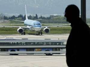 נוסע ממתין בשדה התעופה במארסיי. נוסע ממתין בשדה התעופה במארסיי.