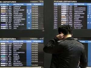 נוסע בוחן את לוח הטיסות נוסע בוחן את לוח הטיסות