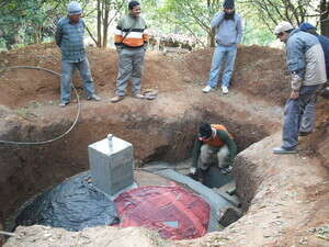 הסטודנטים מהטכניון וכפריים נפאלים יוצקים את כיפת המתקן הסטודנטים מהטכניון וכפריים נפאלים יוצקים את כיפת המתקן