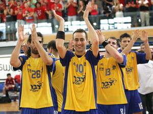 שחקני מכבי ראשל''צ חוגגים. נותרו ראשונים שחקני מכבי ראשל''צ חוגגים. נותרו ראשונים