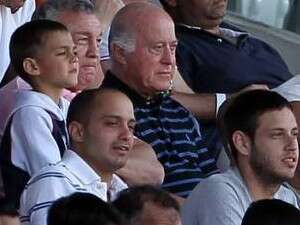 דרור קשטן ביציע, הערב בבלומפילד. משחק משעמם דרור קשטן ביציע, הערב בבלומפילד. משחק משעמם