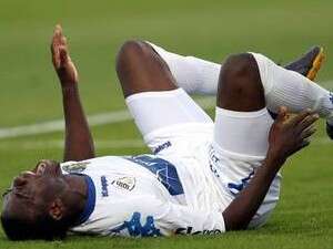 עמנואל מאיוקה, נאנק מכאבים, הערב בבלומפילד עמנואל מאיוקה, נאנק מכאבים, הערב בבלומפילד