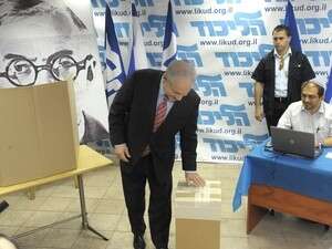 בנימין נתניהו מצביע בבית ז'בוטינסקי בעד דחיית הבחירות למוסדות המפלגה בנימין נתניהו מצביע בבית ז'בוטינסקי בעד דחיית הבחירות למוסדות המפלגה