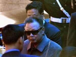 קים ג'ונג-איל מגיע למלון בסין. קים ג'ונג-איל מגיע למלון בסין.