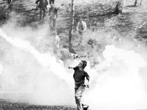 מפגין משליך רימון עשן לעבר המשמר הלאומי. מפגין משליך רימון עשן לעבר המשמר הלאומי.