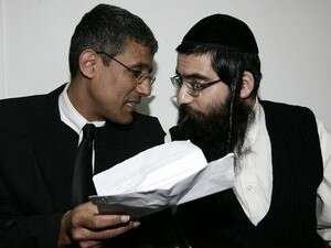 אליאור חן עם עורך דינו אריאל עטרי אליאור חן עם עורך דינו אריאל עטרי