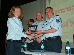 הסוכנת הסמויה, ד הסוכנת הסמויה, ד