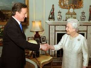 המלכה אליזבת מברכת את קמרון, הערב. המלכה אליזבת מברכת את קמרון, הערב.