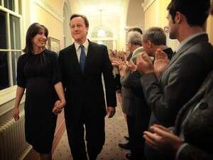 קמרון ורעייתו סמנתה מתקבלים במחיאות כפיים במעון ראש הממשלה בלונדון. קמרון ורעייתו סמנתה מתקבלים במחיאות כפיים במעון ראש הממשלה בלונדון.