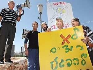תושבים מפגינים נגד האנטנה. חסמו את המתקינים תושבים מפגינים נגד האנטנה. חסמו את המתקינים