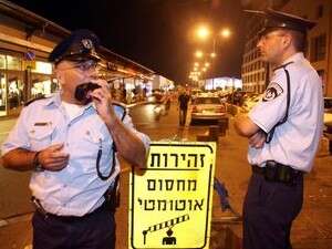 שוטרי משטרת תל אביב בפעולה. הקריאה התבררה כאזעקת שווא. שוטרי משטרת תל אביב בפעולה. הקריאה התבררה כאזעקת שווא.