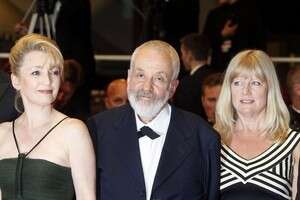 הבמאי מייק לי עם השחקניות רות שין ולסלי מנוויל הבמאי מייק לי עם השחקניות רות שין ולסלי מנוויל