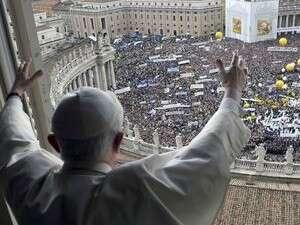 האפיפיור מנופף לתומכיו. האפיפיור מנופף לתומכיו.