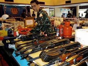 חיילי הצבא התאילנדי מציגים חלק מהנשק שנתפס אצל המפגינים חיילי הצבא התאילנדי מציגים חלק מהנשק שנתפס אצל המפגינים