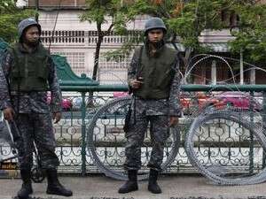 חיילים ליד בניין הממשלה בבנגקוק. חיילים ליד בניין הממשלה בבנגקוק.