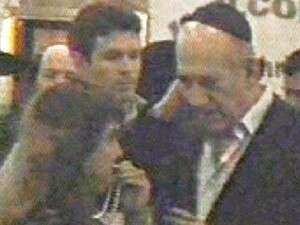 אולמרט נפגש עם שולה זקן בחתונת ביתו של אריה דרעי אולמרט נפגש עם שולה זקן בחתונת ביתו של אריה דרעי